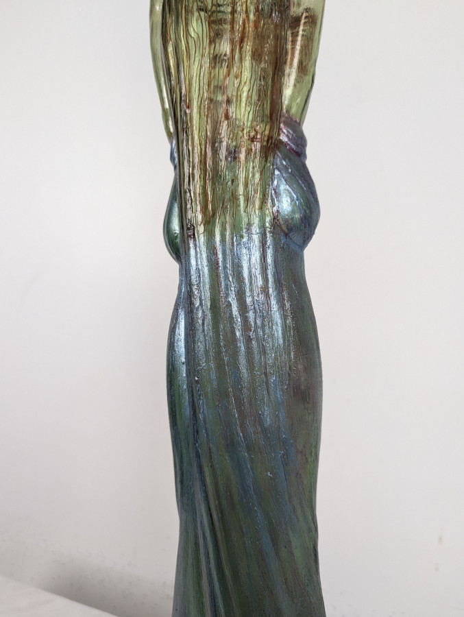 Grande bouteille Art Nouveau en verre à décor de femme en relief