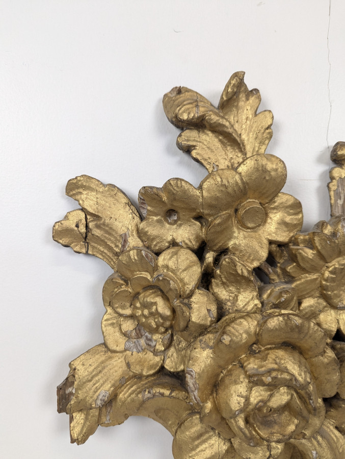 Paire d'ornements en bois sculpté et doré à bouquets fleuris