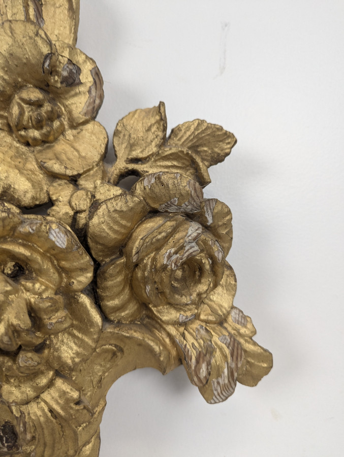 Paire d'ornements en bois sculpté et doré à bouquets fleuris