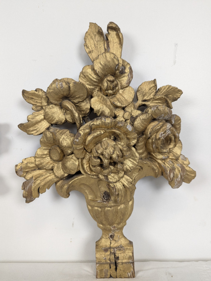 Paire d'ornements en bois sculpté et doré à bouquets fleuris
