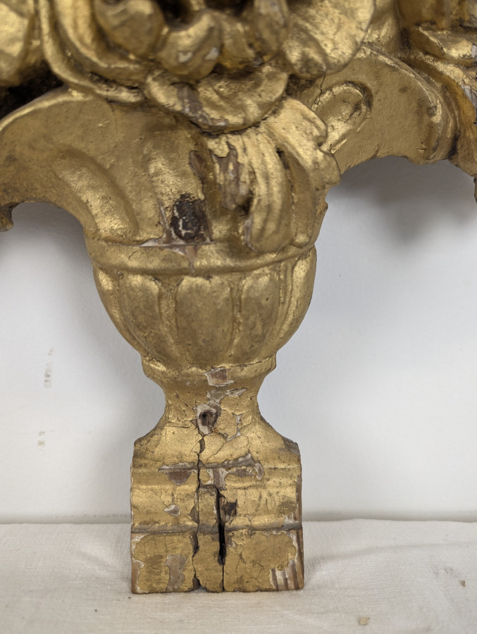Paire d'ornements en bois sculpté et doré à bouquets fleuris