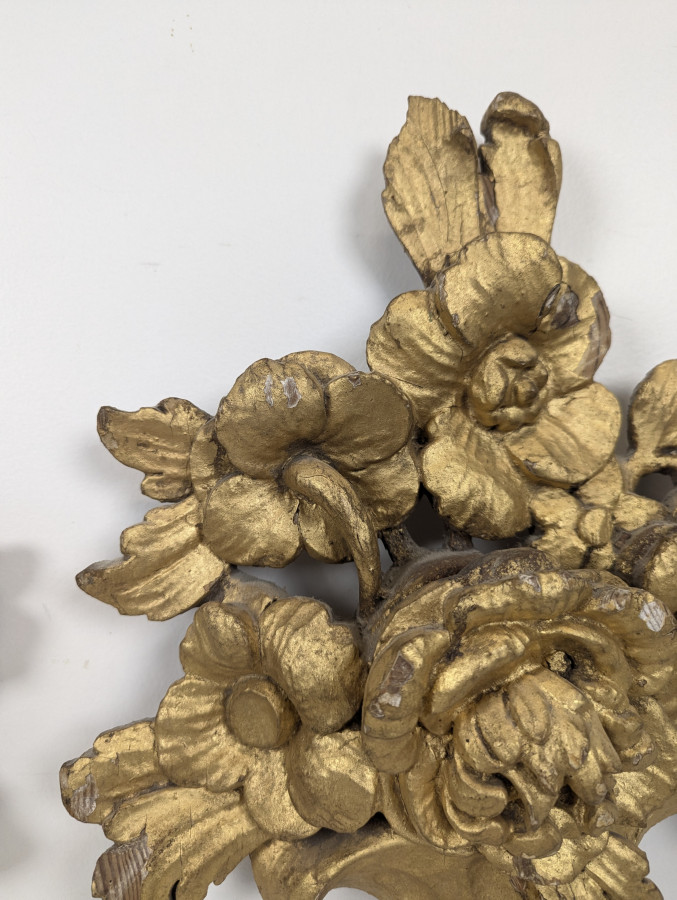 Paire d'ornements en bois sculpté et doré à bouquets fleuris