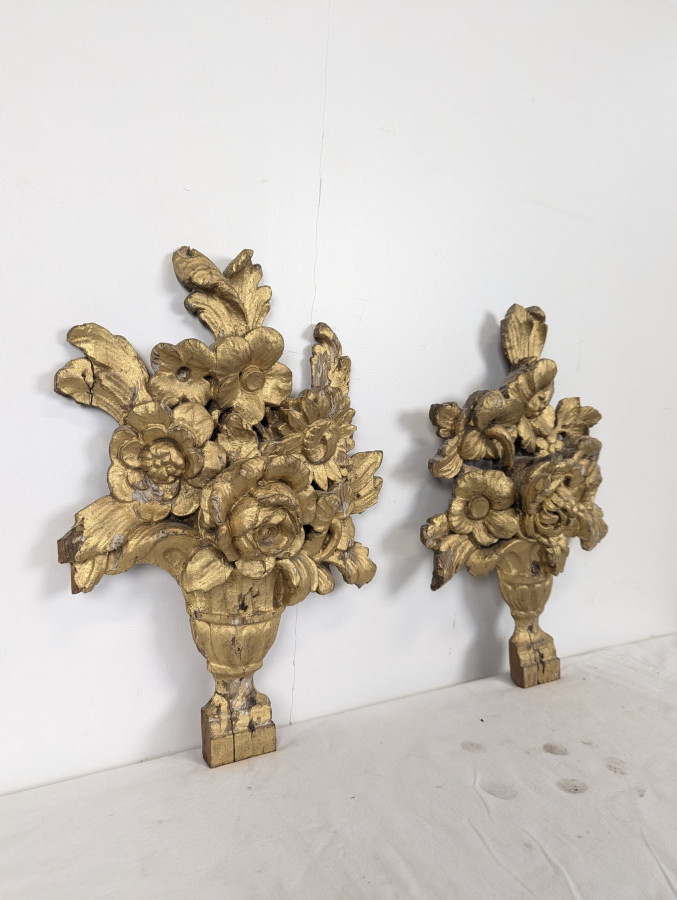 Paire d'ornements en bois sculpté et doré à bouquets fleuris