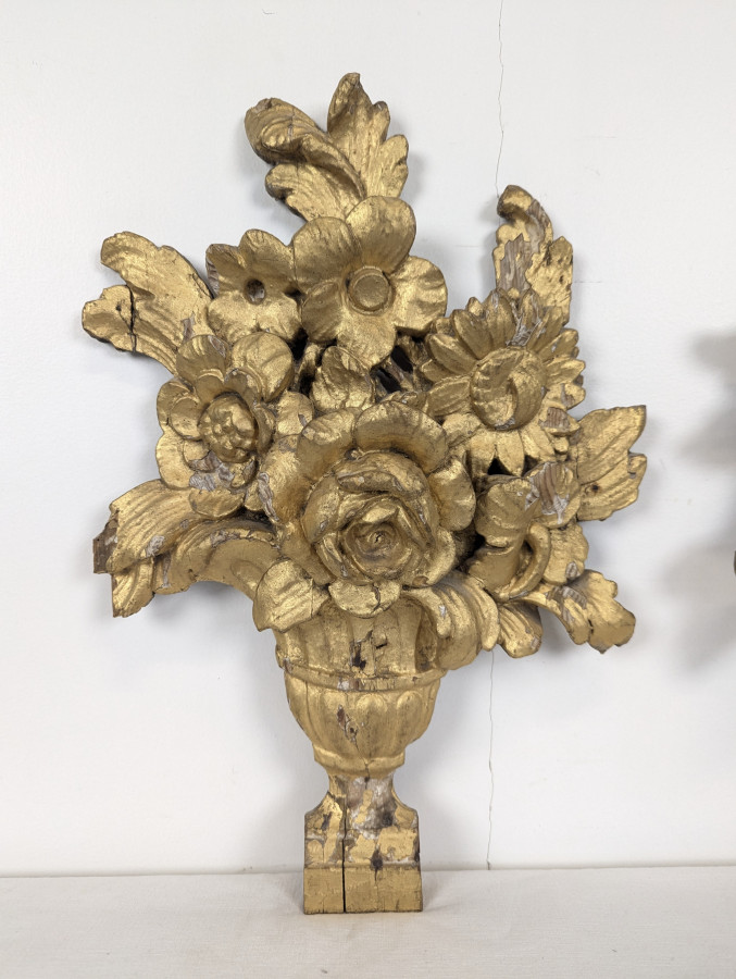 Paire d'ornements en bois sculpté et doré à bouquets fleuris