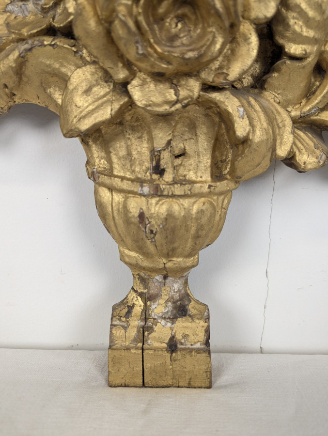 Paire d'ornements en bois sculpté et doré à bouquets fleuris