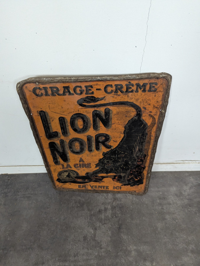 Plaque publicitaire Lion Noir cirage-crème en tôle