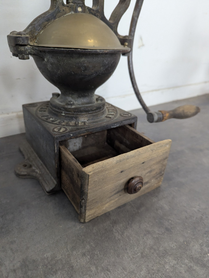 Moulin à café de comptoir Peugeot Frères en fonte et bois