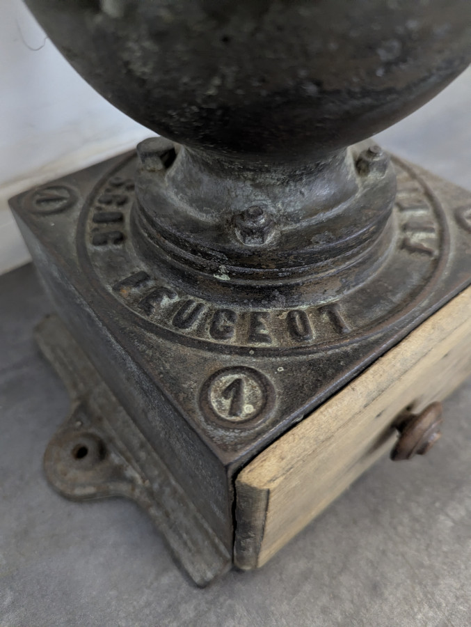 Moulin à café de comptoir Peugeot Frères en fonte et bois