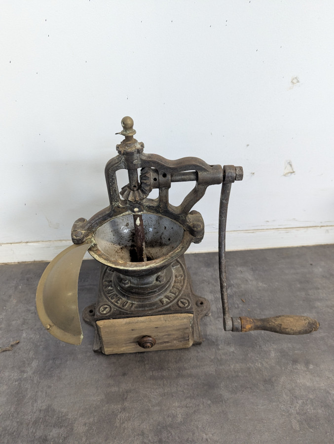 Moulin à café de comptoir Peugeot Frères en fonte et bois