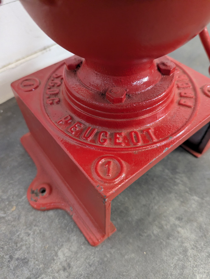 Moulin à café de comptoir Peugeot Frères en fonte rouge