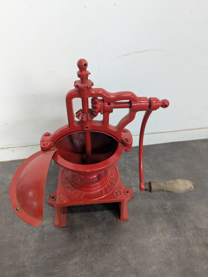 Moulin à café de comptoir Peugeot Frères en fonte rouge