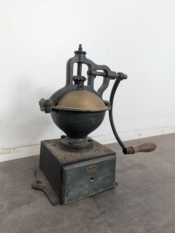 Moulin à café de comptoir Peugeot Frères en fonte verte