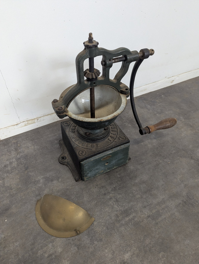 Moulin à café de comptoir Peugeot Frères en fonte verte