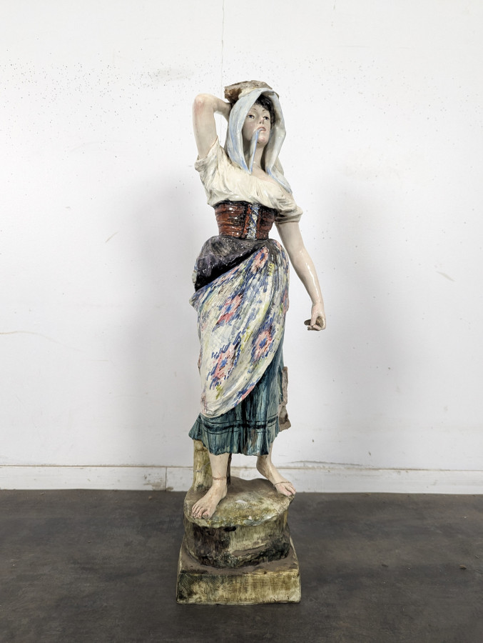 Statue de paysanne en terre cuite polychrome