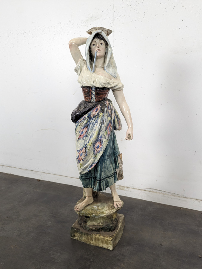 Statue de paysanne en terre cuite polychrome