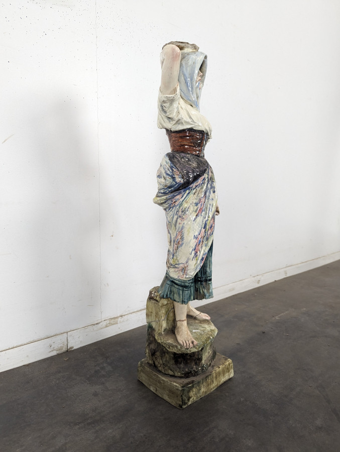 Statue de paysanne en terre cuite polychrome