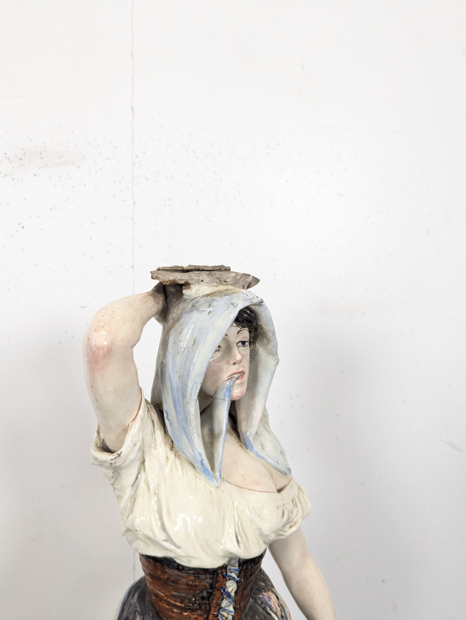 Statue de paysanne en terre cuite polychrome