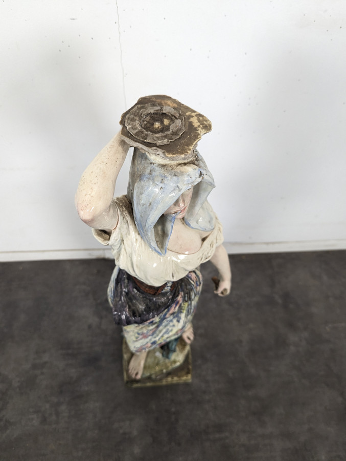 Statue de paysanne en terre cuite polychrome