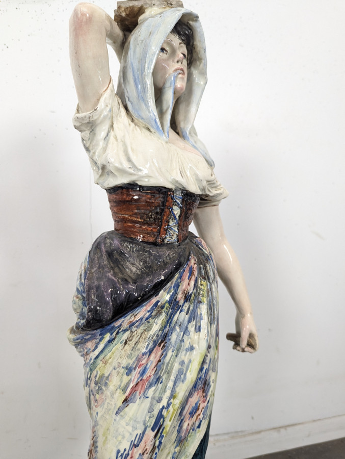 Statue de paysanne en terre cuite polychrome