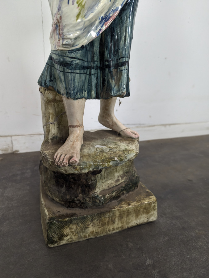 Statue de paysanne en terre cuite polychrome