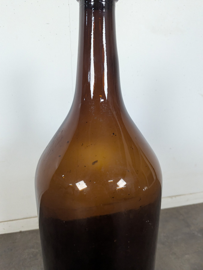 Grande bouteille ancienne en verre soufflé ambré