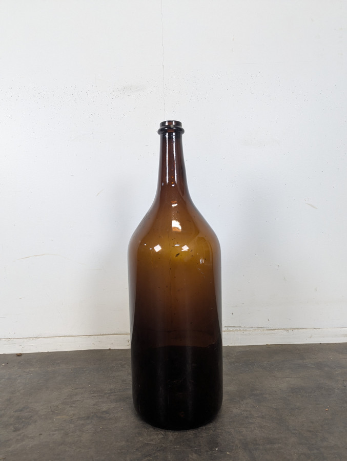 Grande bouteille ancienne en verre soufflé ambré