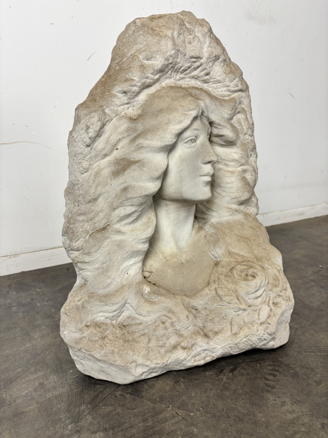 Buste de femme en pierre sculptée dans un bloc brut