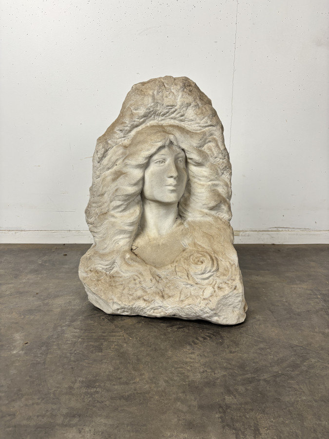Buste de femme en pierre sculptée dans un bloc brut