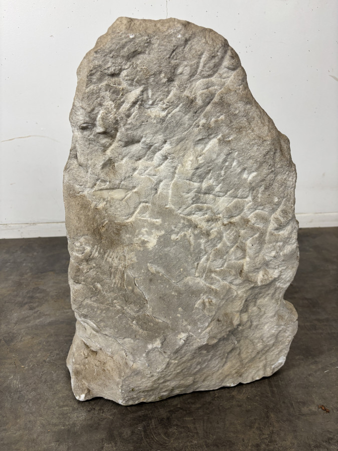 Buste de femme en pierre sculptée dans un bloc brut
