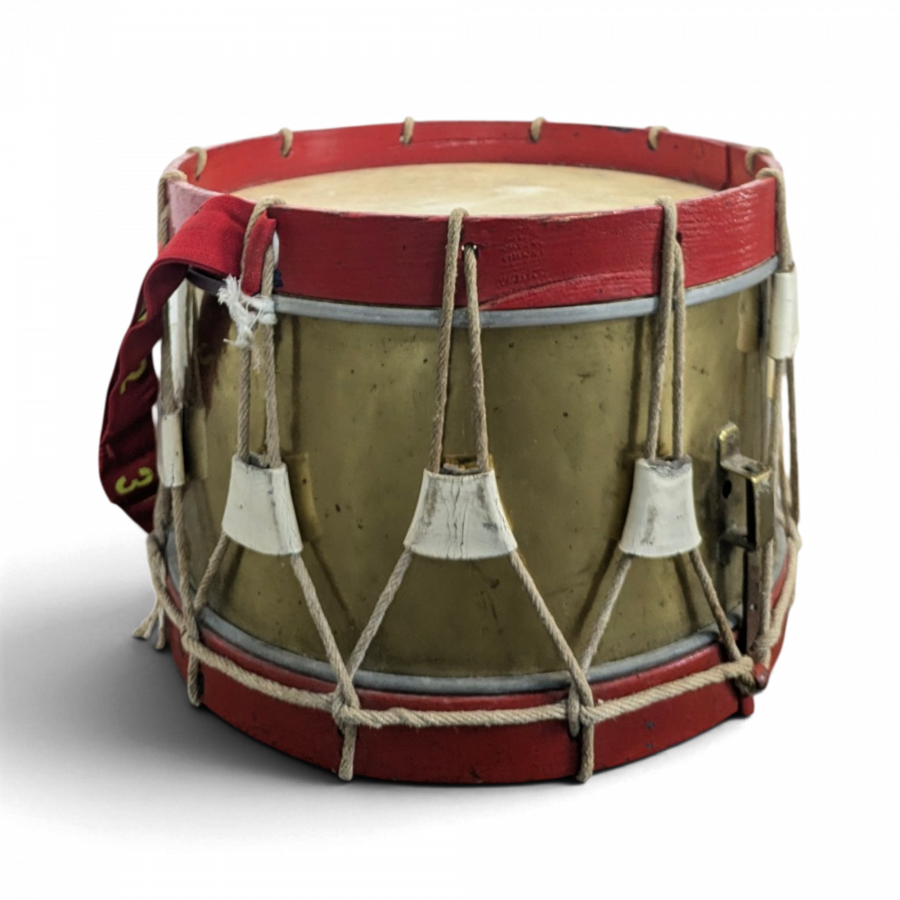 Tambour de fanfare ancien en laiton à tension par cordes