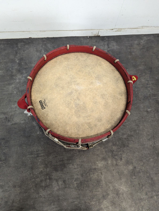 Tambour de fanfare ancien en laiton à tension par cordes