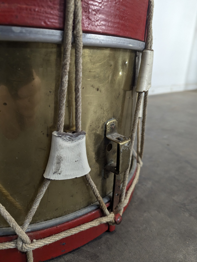 Tambour de fanfare ancien en laiton à tension par cordes