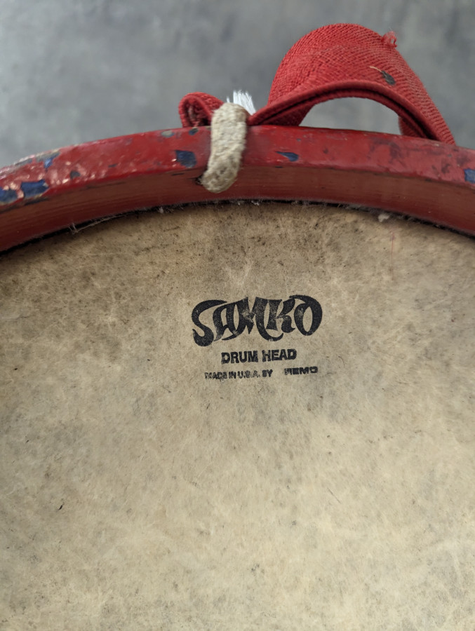 Tambour de fanfare ancien en laiton à tension par cordes