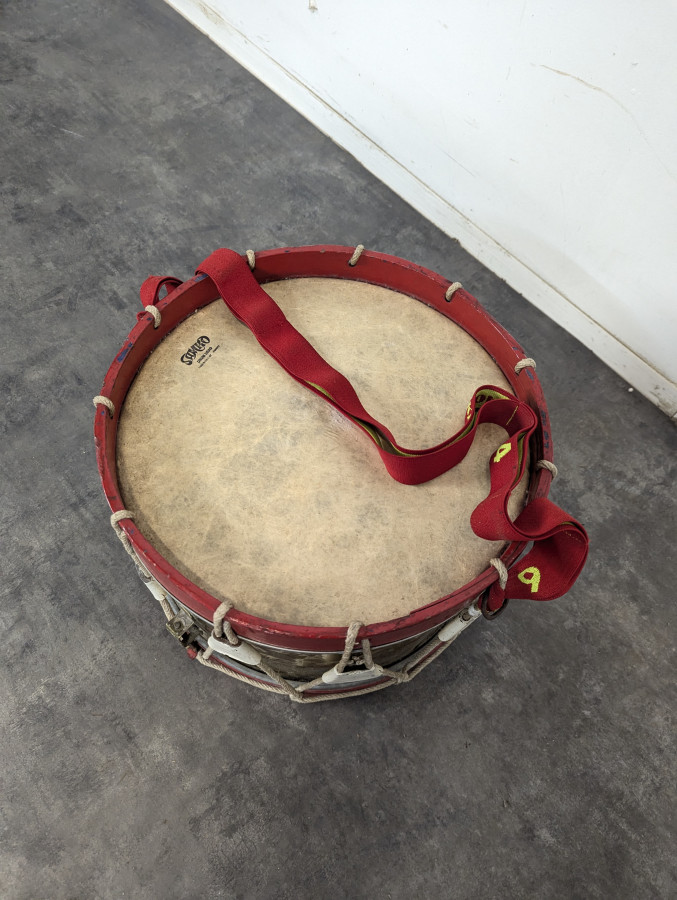Tambour de fanfare ancien en laiton à tension par cordes