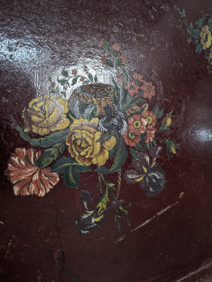 Grand plateau Napoléon III en tôle peinte à décor de fleurs