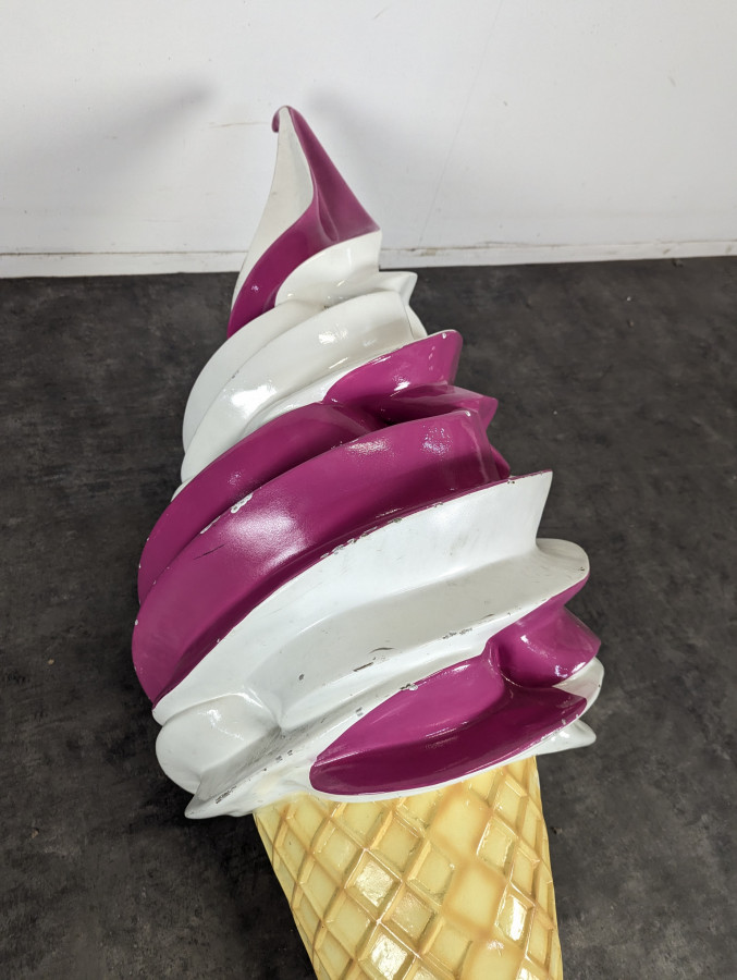Grand cornet de glace publicitaire en résine