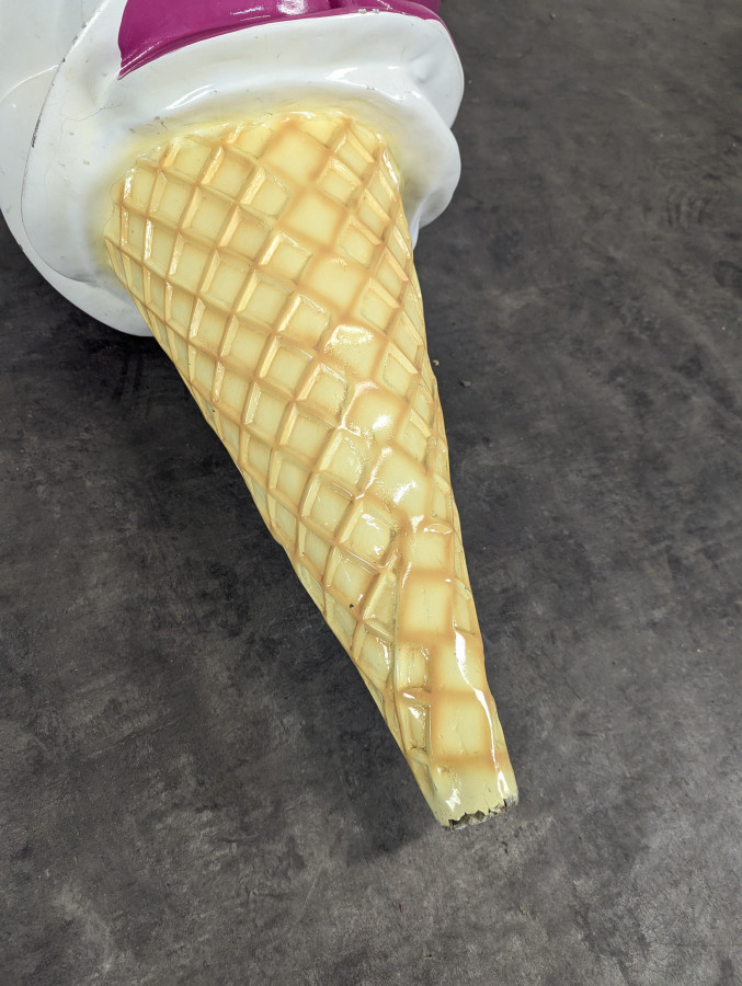 Grand cornet de glace publicitaire en résine