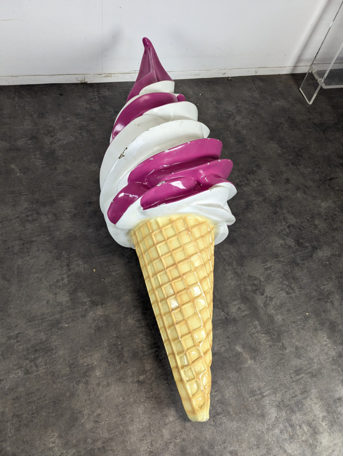 Grand cornet de glace publicitaire en résine