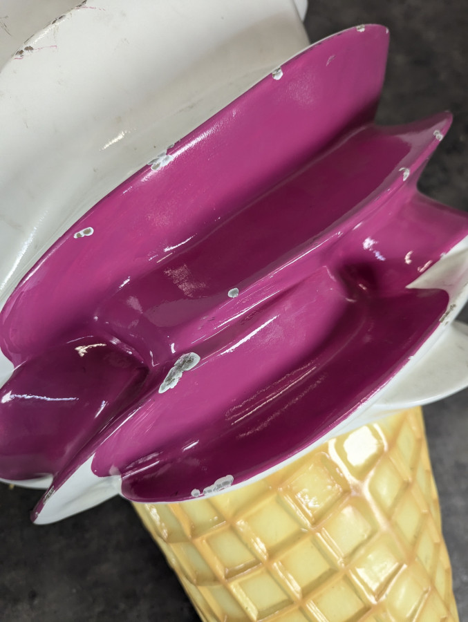 Grand cornet de glace publicitaire en résine
