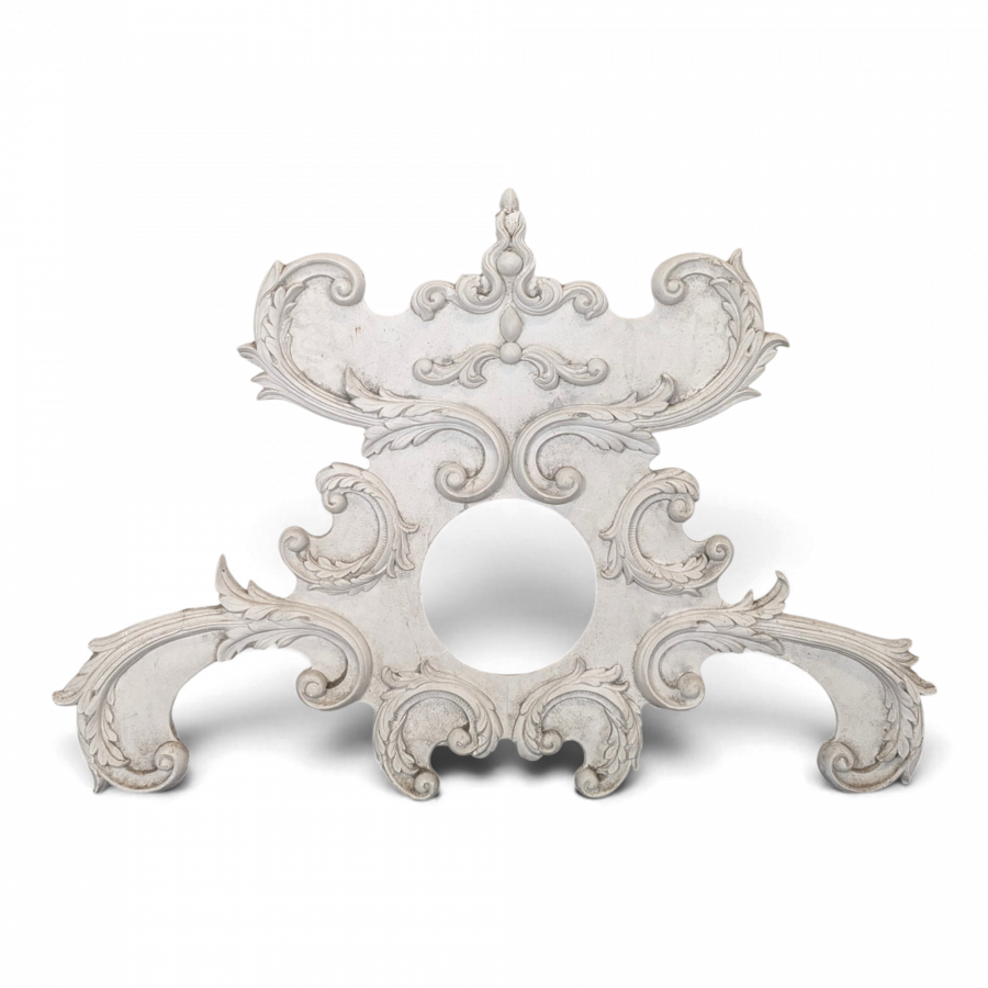 Grand fronton rocaille en stuc et bois sculpté patiné blanc à oculus
