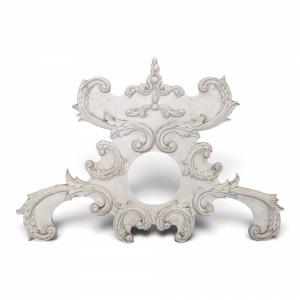 Grand fronton rocaille en stuc et bois sculpté patiné blanc à oculus