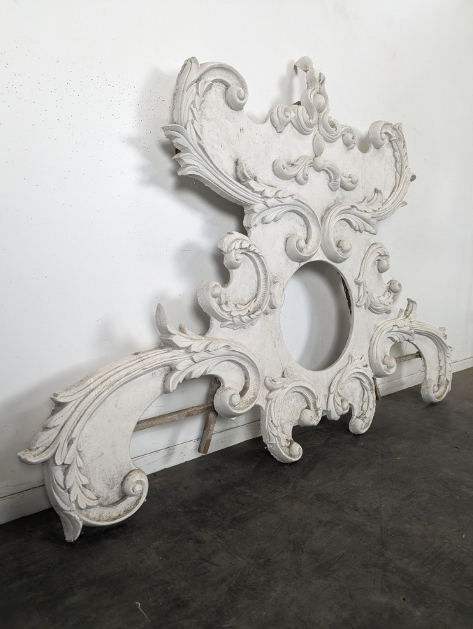 Grand fronton rocaille en stuc et bois sculpté patiné blanc à oculus