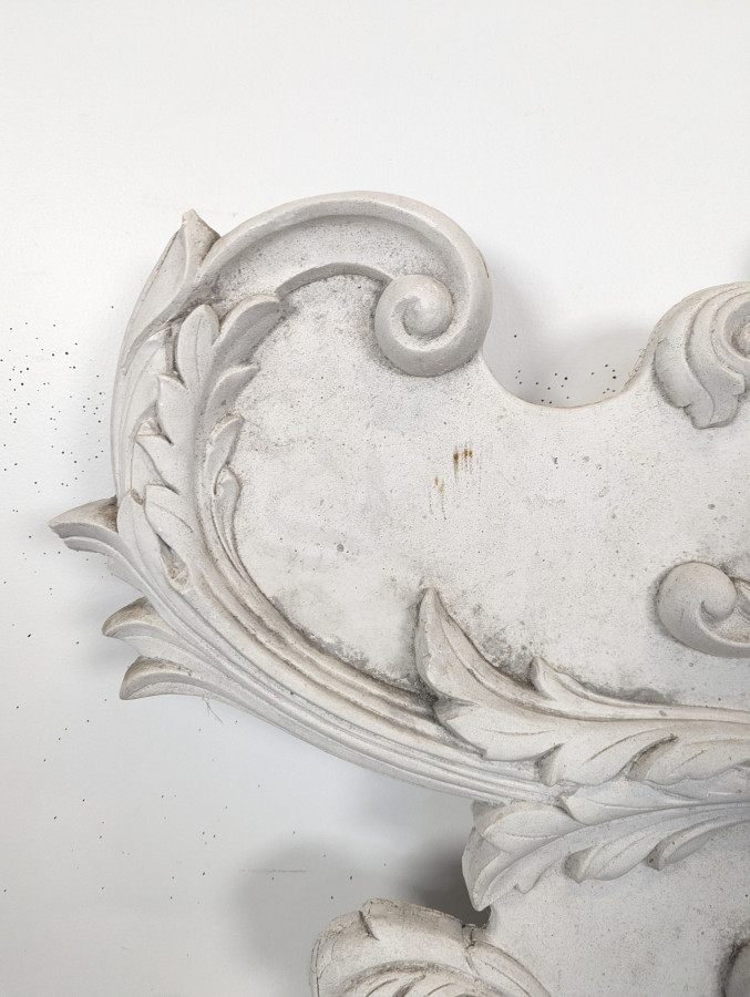 Grand fronton rocaille en stuc et bois sculpté patiné blanc à oculus