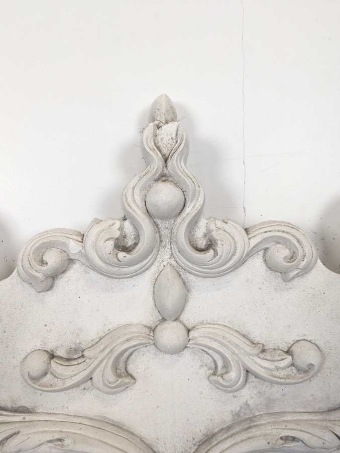 Grand fronton rocaille en stuc et bois sculpté patiné blanc à oculus