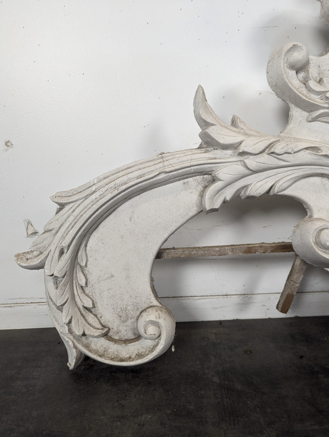 Grand fronton rocaille en stuc et bois sculpté patiné blanc à oculus