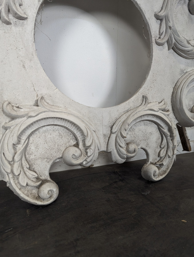 Grand fronton rocaille en stuc et bois sculpté patiné blanc à oculus