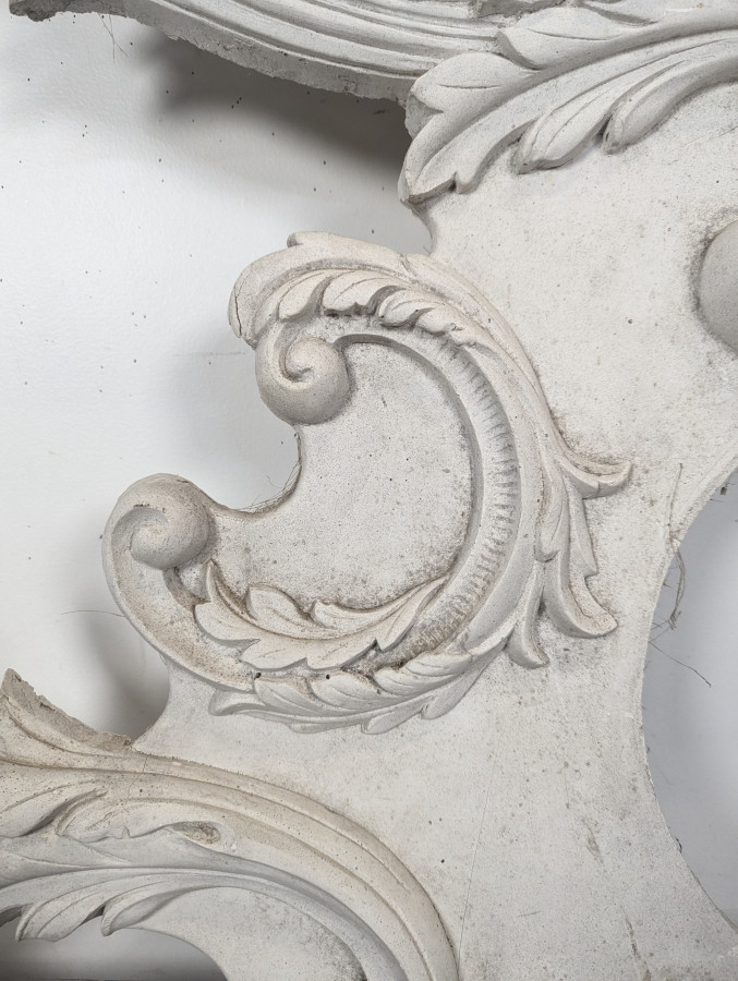 Grand fronton rocaille en stuc et bois sculpté patiné blanc à oculus