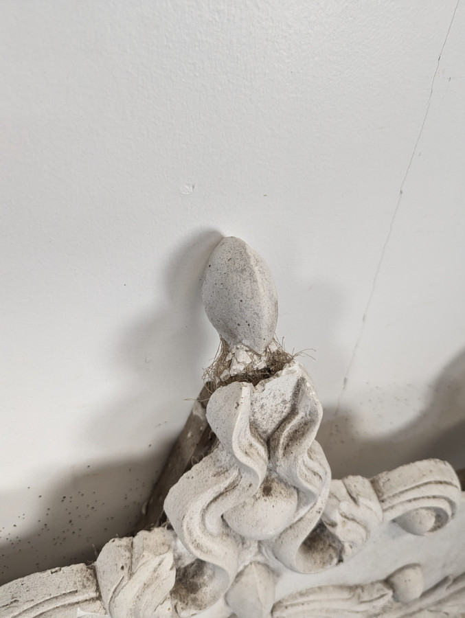 Grand fronton rocaille en stuc et bois sculpté patiné blanc à oculus