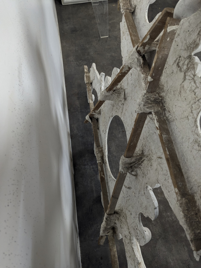 Grand fronton rocaille en stuc et bois sculpté patiné blanc à oculus