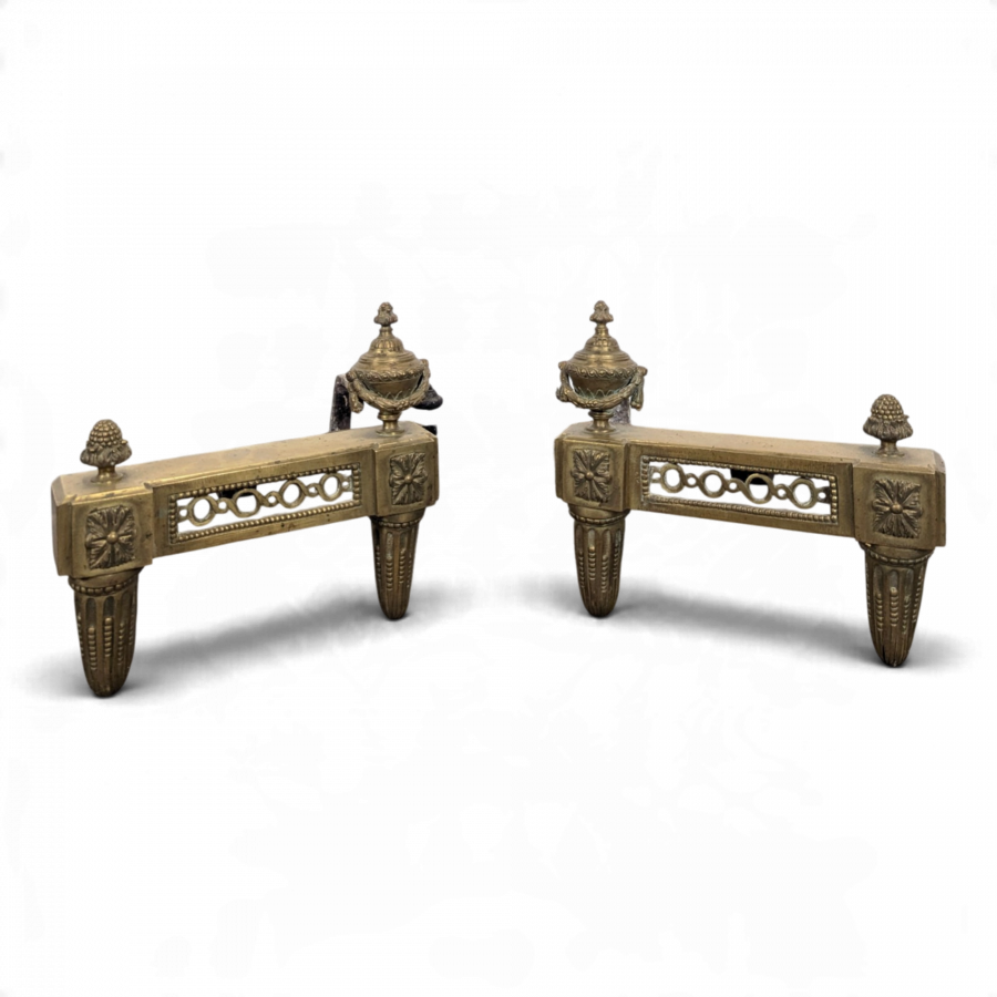 Paire de chenets de style Louis XVI en laiton à pots à feu